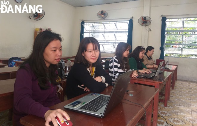 Trong thời gian học sinh tạm nghỉ học, giáo viên Trường tiểu học Võ Thị Sáu phối hợp trao đổi nội dung để ôn tập trực tuyến cho học sinh. Ảnh: NGỌC PHÚ