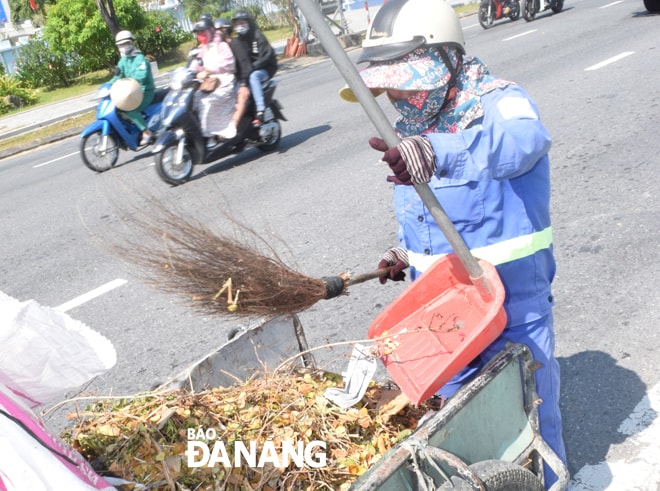 Khu vực bãi đổ cách ly những xe chở rác sinh hoạt chứa nhiều khẩu trang y tế thải bỏ tại bãi rác Khánh Sơn. Ảnh: HOÀNG HIỆP