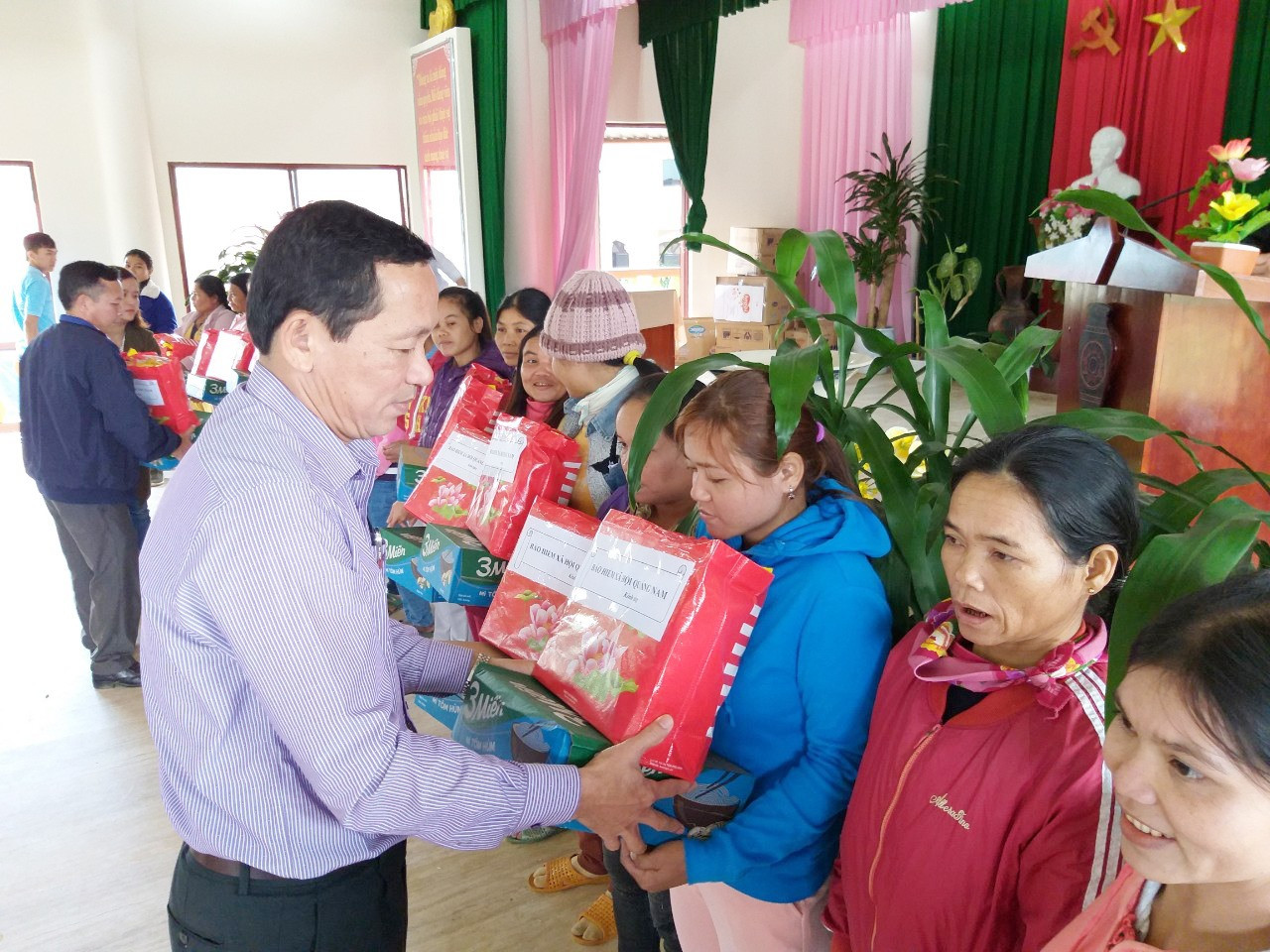 Phó Giám đốc phụ trách BHXH tỉnh Nguyễn Thanh Danh trao quà tặng gia đình chính sách ở xã Tư, huyện Đông Giang. Ảnh: DIỄM LỆ