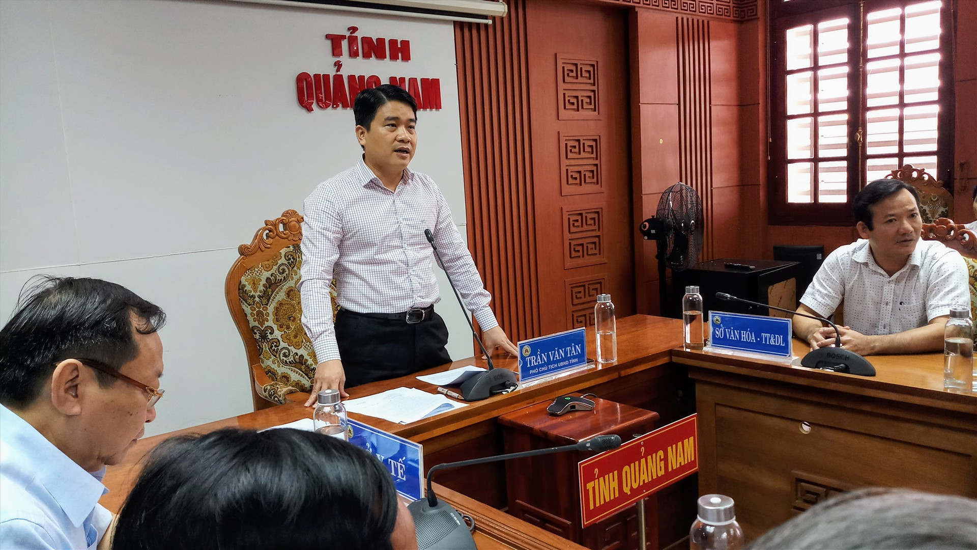 Phó Chủ tịch UBND tỉnh Trần Văn Tân báo cáo với Phó Thủ tướng công tác phòng chống dịch bệnh ở Quảng Nam. Ảnh: A.N