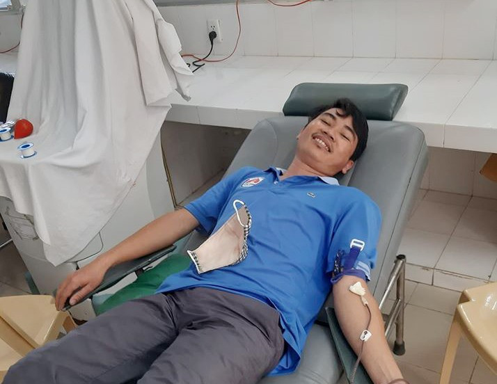 Anh Nguyễn Văn Bảy trong một lần hiến máu tình nguyện. Ảnh: T.T