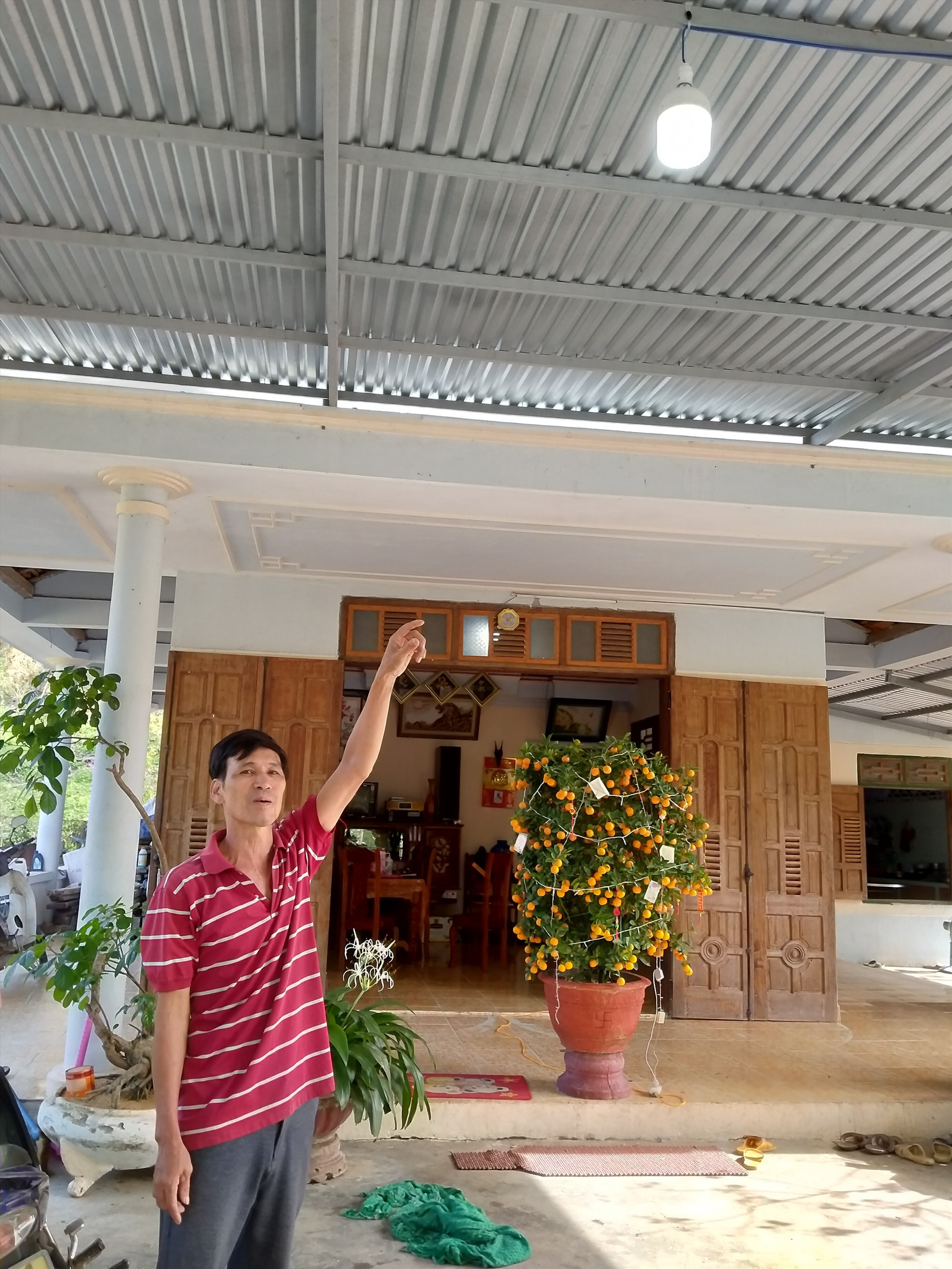 Từ nhiều năm nay, gia đình ông Lê Đình Quân tận dụng con suối sau nhà để làm điện thủy luân thắp sáng. Ảnh: N.Đ