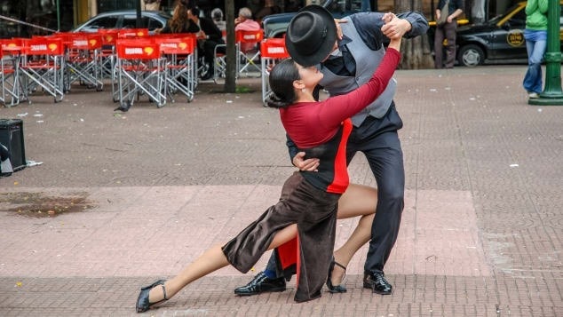 Được gọi tên là “Paris vùng Nam Mỹ”, thành phố Buenos Aires của Argentina là nơi hội tụ của điệu tango nhẹ nhàng với những vườn hoa hồng tình yêu và những khu ẩm thực bên bờ sông quyến rũ. Ảnh: shutterstock