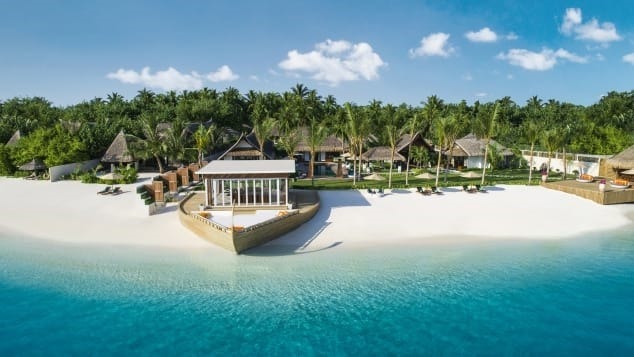 Là quốc gia nhỏ nhất châu Á về dân số (khoảng 530.000 người), quần đảo thiên đường Maldives bao gồm 26 đảo san hô nổi tiếng với những bãi biển trong xanh, cát trắng mịn rất lý tưởng cho những người yêu thích lặn biển và những khu nghỉ mát 5 sao đẳng cấp thế giới. Ảnh: CNN