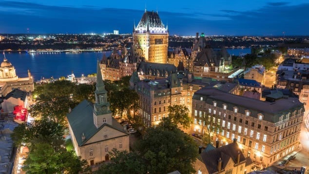 Thành phố Quebec, Canada là sự giao thoa giữa thành phố hiện đại và nét cổ kính. Trong đó, phố cổ Quebec một phần tọa lạc cheo leo trên những vách đá cao nhìn xuống dòng sông St. Lawrence thơ mộng. Ảnh: Quebec City Tour