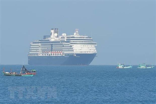 Du thuyền Westerdam chuẩn bị cập cảng Sihanoukville, Tây Nam Campuchia sáng 13/2/2020. (Nguồn: AFP/TTXVN)