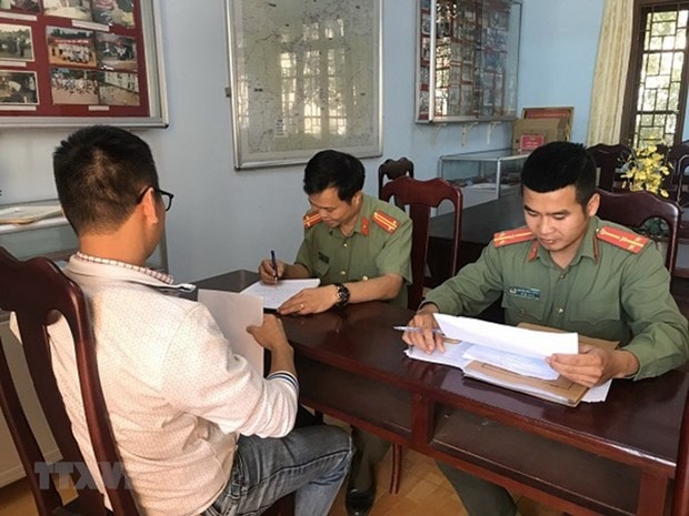 Cơ quan chức năng làm việc với cá nhân có hành vi tung tin sai sự thật về việc nhiễm cúm do virus Corona trên mạng xã hội. (Nguồn: TTXVN phát)