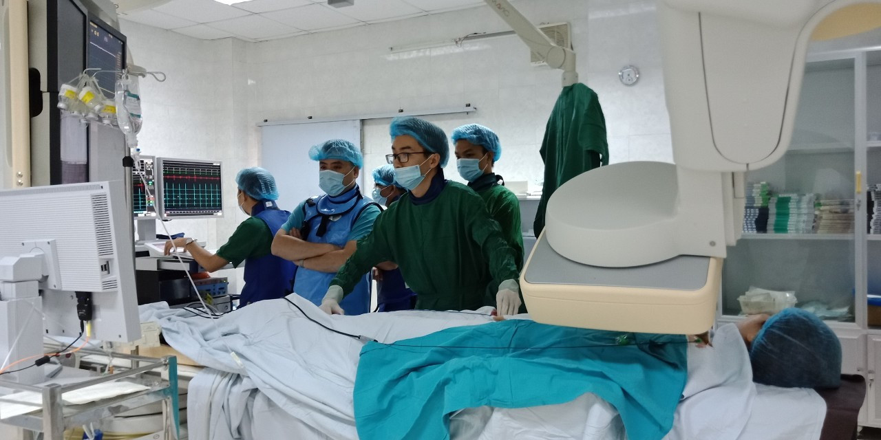 Viện Tim mạch Việt Nam chuyển giao kỹ thuật điều trị rối loạn nhịp nhanh cho Bệnh viện Đa khoa Quảng Nam. Ảnh: C.N