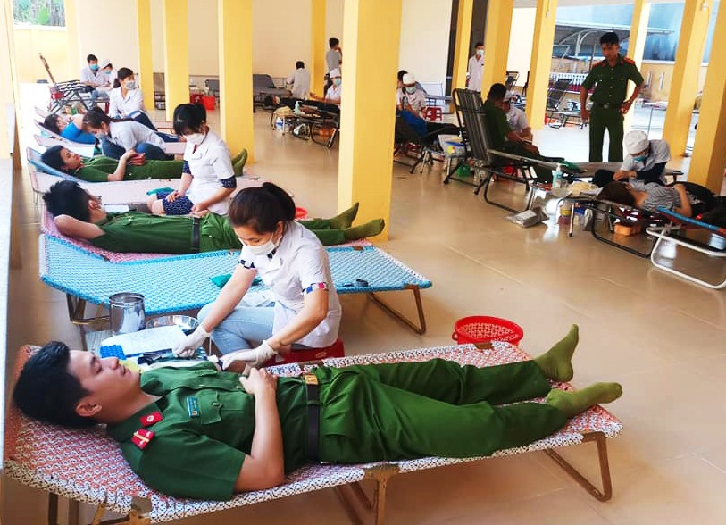 Chương trình hiến máu tình nguyện chung tay cùng cộng đồng phòng, chống dịch bệnh do virus Corona (Covid – 19) gây ra. Ảnh: THÁI CƯỜNG