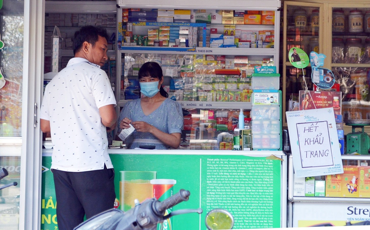 Nhiều nhà thuốc tại Hội An, Điện Bàn đã treo biển “Hết khẩu trang”