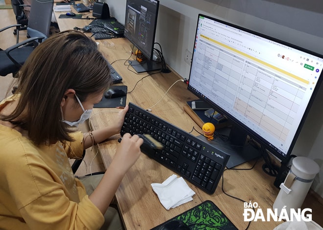 Để phòng Covid-19, Công ty TNHH Mara Studio khuyến cáo nhân viên nên vệ sinh bàn phím máy vi tính… Ảnh: V.T.L