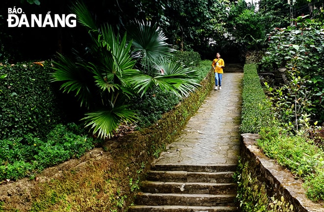 Những con ngõ thơ mộng, cổ kính ở làng cổ Lộc Yên tạo cảm giác êm đềm cho du khách đến thăm.