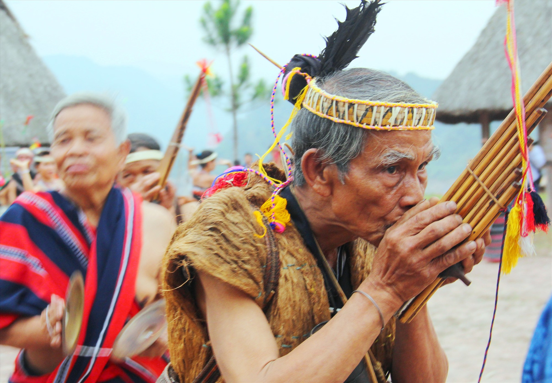Thuở còn ở trần thế, già làng Cơlâu Nâm như một “nhạc trưởng” trong các lễ hội vùng cao Tây Giang. Ảnh: N.C