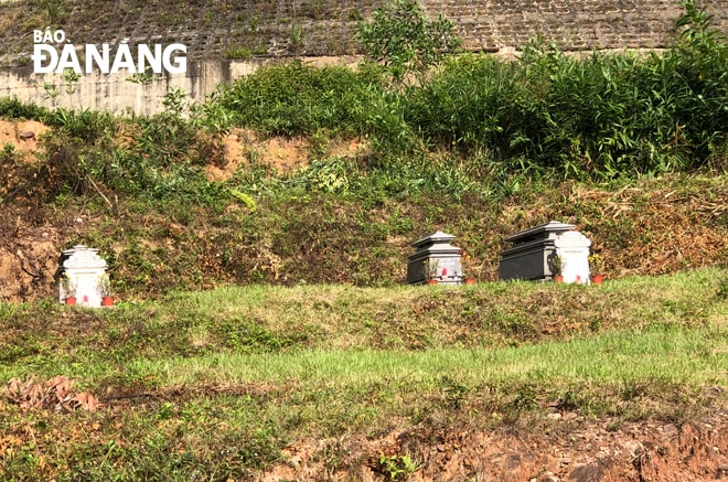 Mồ mả được người dân Hòa Bắc chôn cất ở khu nghĩa địa tập trung, chứ không còn cảnh chôn tự phát như trước đây. Ảnh: PHƯƠNG CHI
