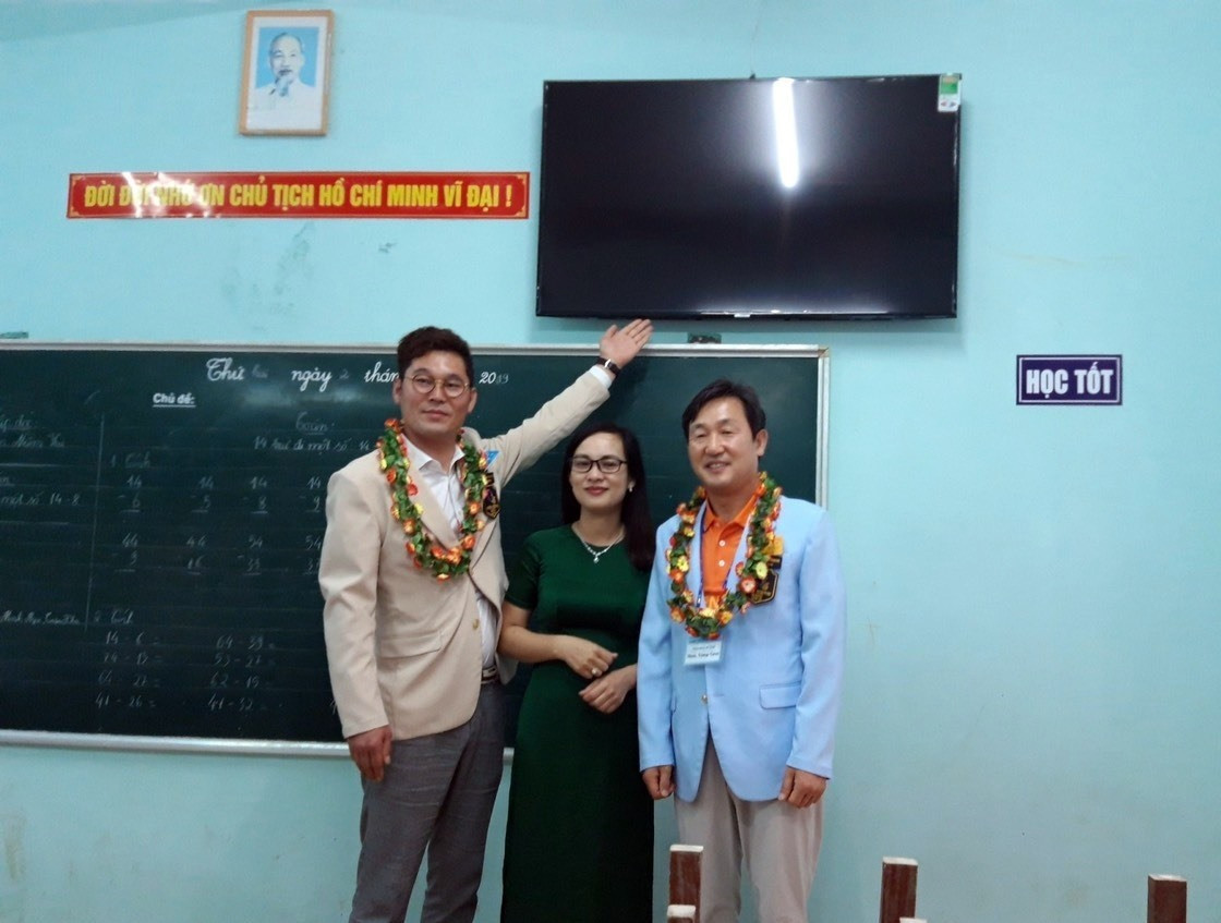 Trao tặng ti vi cho Trường Tiêu học Phạm Phú Thứ, xã Điện Phương, Điện Bàn