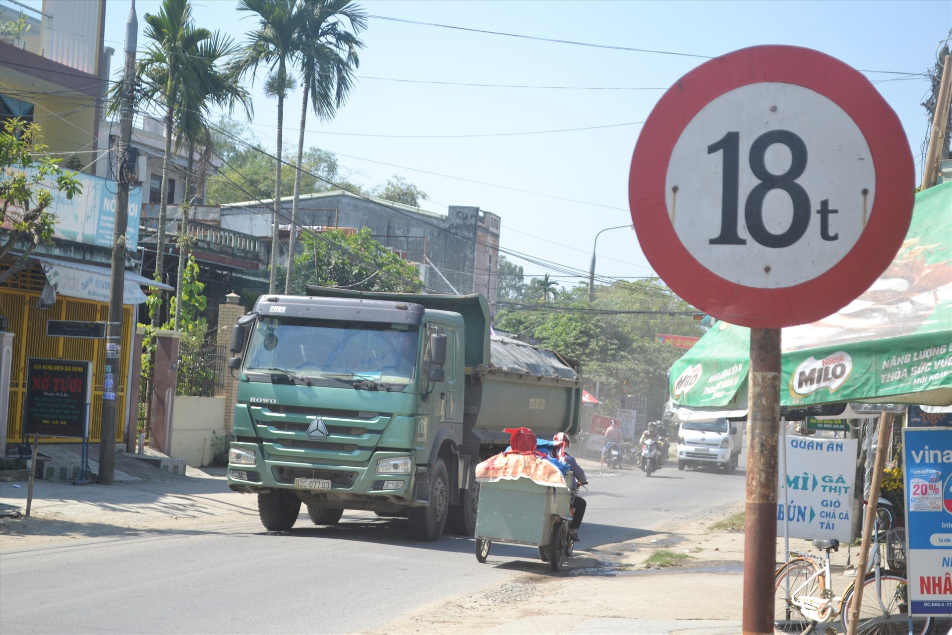 Xe tải nặng đi trên đường Huỳnh Ngọc Huệ xuống để nhập vào tuyến đường ĐT609B. Ảnh: N.B