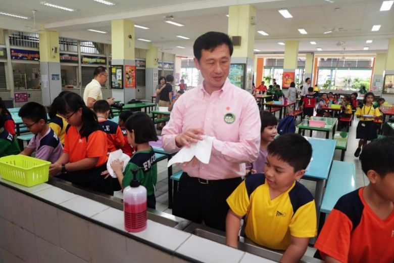 Bộ trưởng Giáo dục Sigapore, Ong Ye Kung hướng dẫn học sinh tiểu học rửa sạch tay. Ảnh: Straittimes