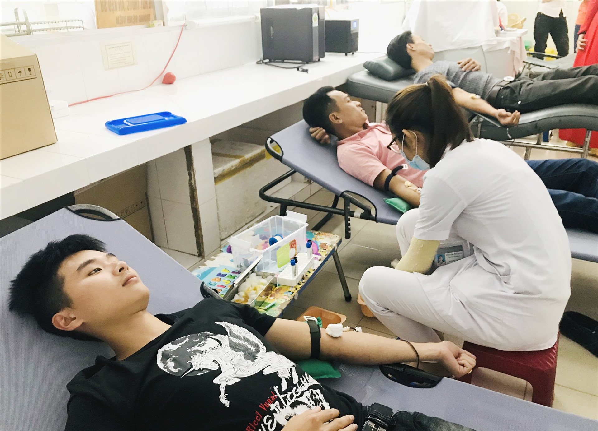 Tình nguyện viên hiến máu sau buổi ra mắt CLB máu nóng Hiểu và thương Quảng Nam. Ảnh: C.N