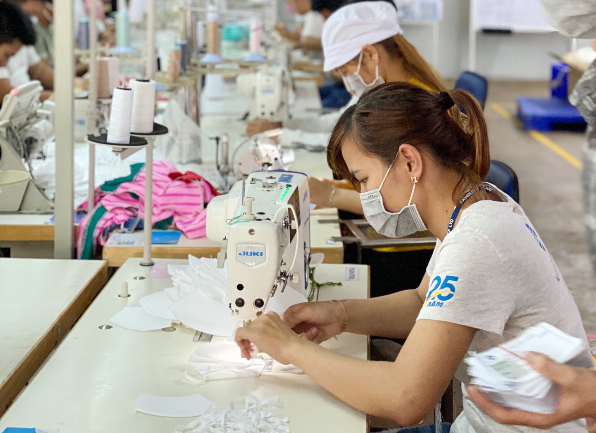 Công ty TNHH Fashion Garment Quảng Nam tự sản xuất 2.000 chiếc khẩu trang mỗi ngày để trang bị cho người lao động. Ảnh: TRỌNG ĐỨC