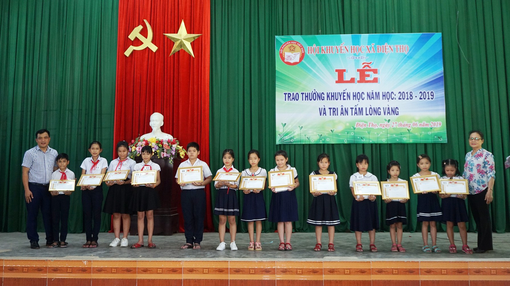 Hội Khuyến học xã Điện Thọ (thị xã Điện Bàn) trao quà cho học sinh nghèo vượt khó học giỏi. Ảnh: N.TRANG