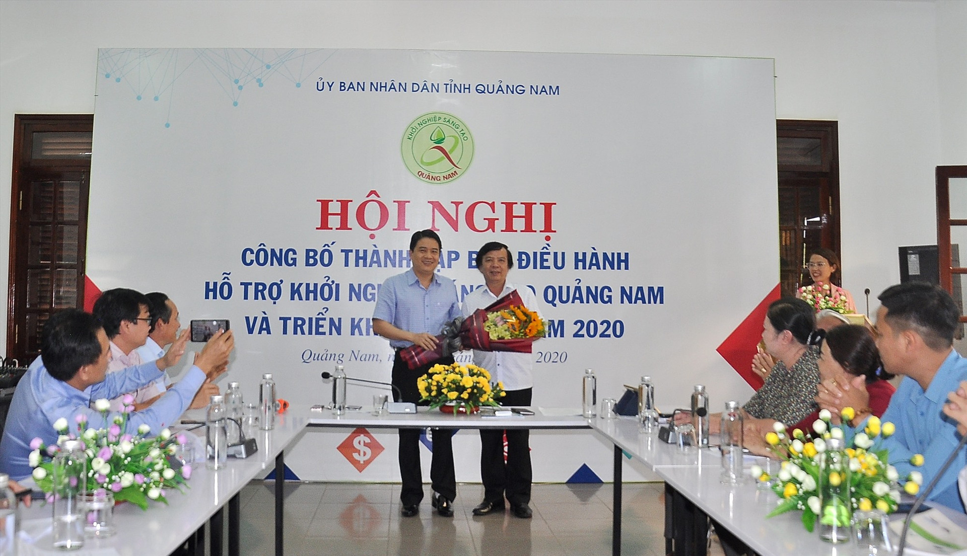 Phó Chủ tịch UBND tỉnh Trần Văn Tân tặng hoa chúc mừng Ban Điều hành hỗ trợ KN sáng tạo tỉnh. Ảnh: VINH ANH