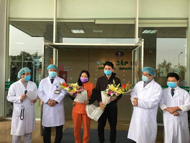 Hai bệnh nhân trong ngày xuất viện. (Ảnh: PV/Vietnam+)