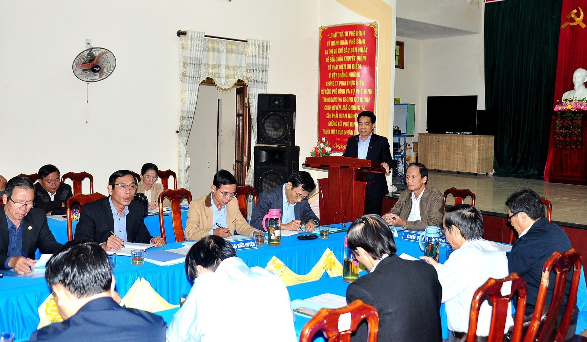 Đoàn công tác của Tỉnh ủy làm việc với Đảng ủy xã Tam Thái về công tác chuẩn bị đại hội. Ảnh: VINH ANH