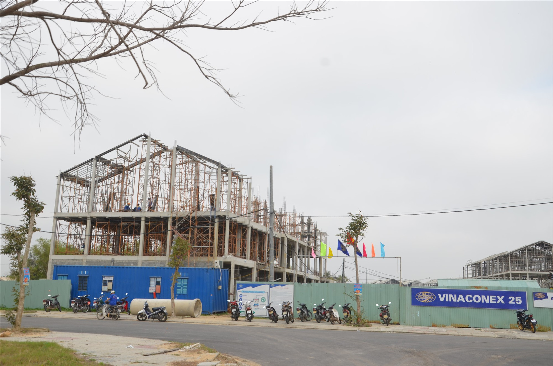 Nhà thầu Vinaconex 25 khẩn trương xây dựng dự án Homeland Paradise Village tại Khu đô thị mới Điện Nam - Điện Ngọc. Ảnh: T.B