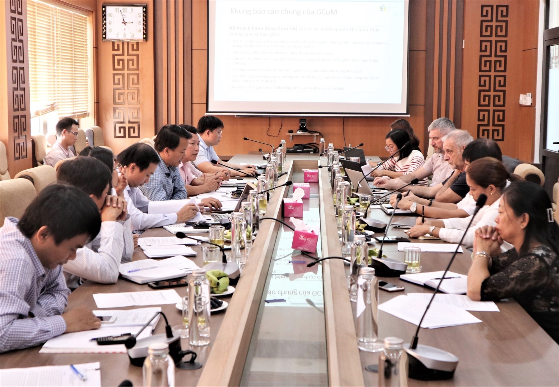 Scene of the meeting between representatives of the UN-Habitat and IUC and Tam Ky city