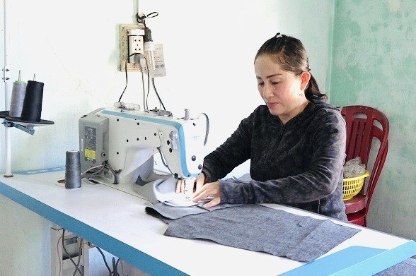 Hỗ trợ máy may là một trong những cách giúp phụ nữ thoát nghèo ở xã Bình Minh. Ảnh: SƯƠNG TÂN