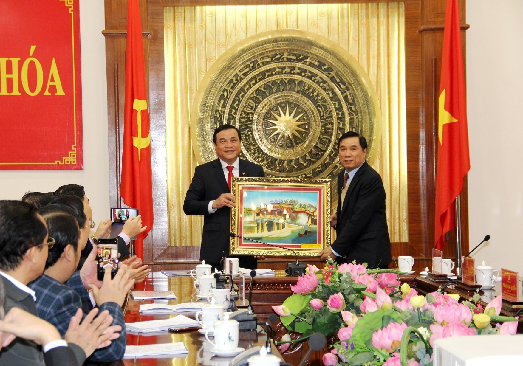 Lãnh đạo Quảng Nam trao quà cho tỉnh Thanh Hóa sau buổi làm việc. Ảnh: A.N