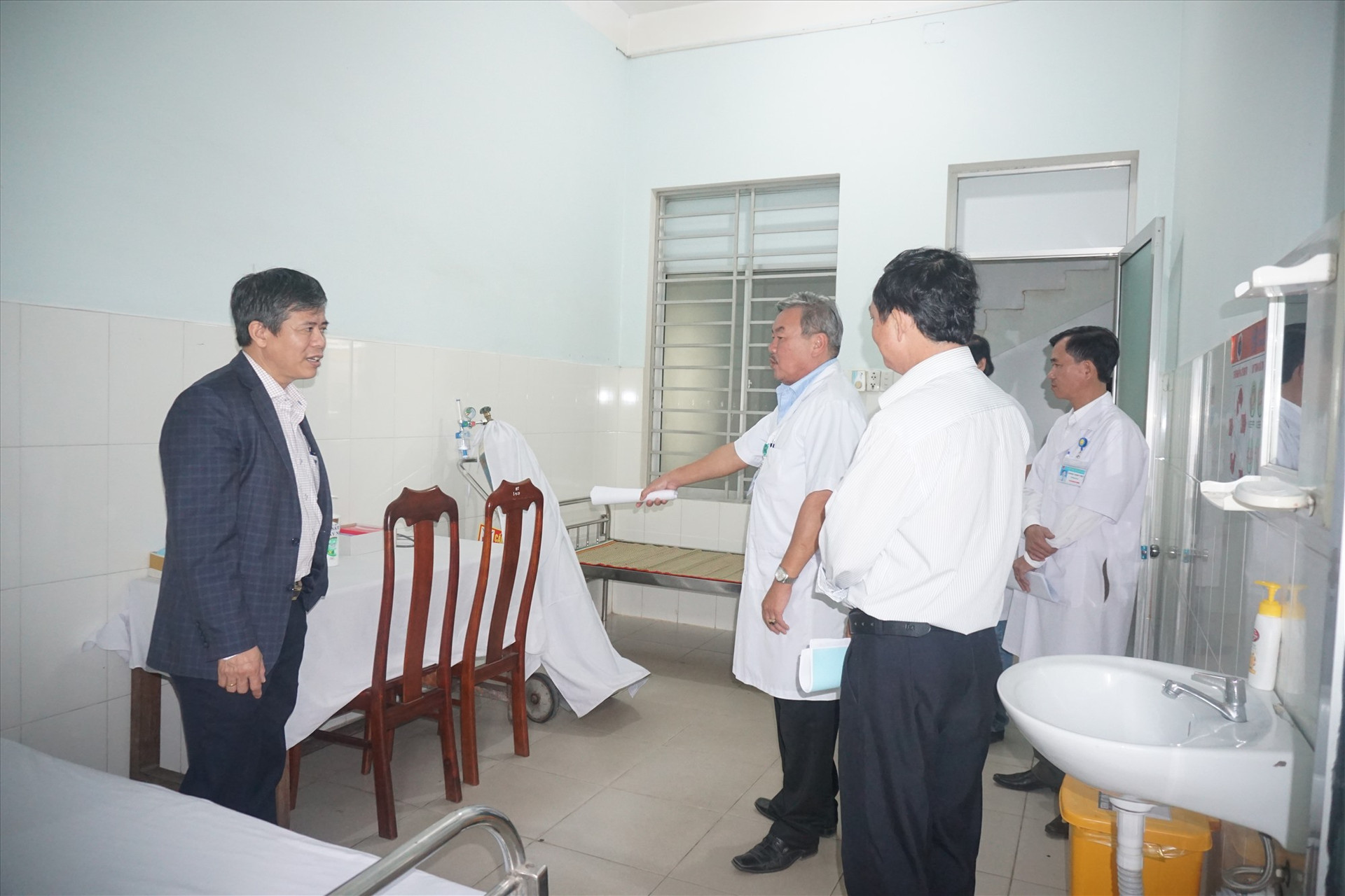 UBND huyện Thăng Bình kiểm tra công tác phòng chống dịch Covid-19 tại Trung tâm y tế huyện.
