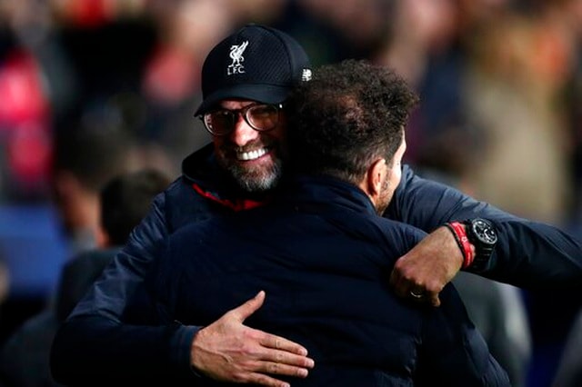 HLV Klopp và Simeone chào hỏi trước khi trận đấu bắt đầu