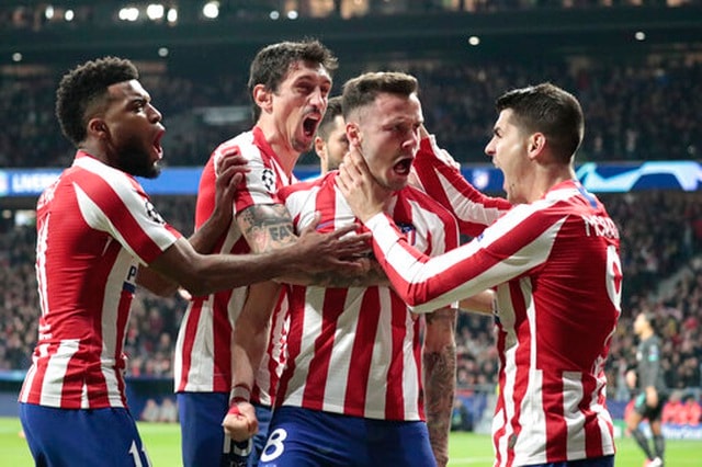 Các cầu thủ Atletico ăn mừng bàn thắng mở tỉ số sớm