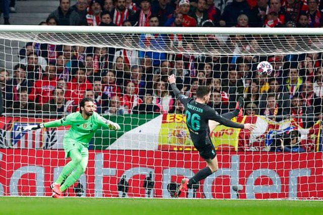 Pha bóng phá bóng cứu thua xuất sắc của Robertson giúp Liverpool giải nguy
