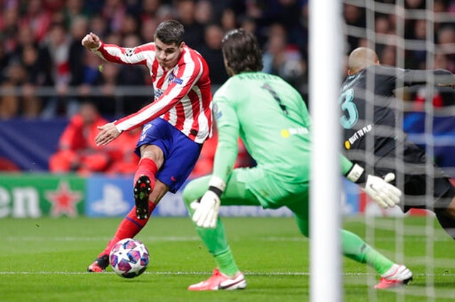Morata đã không thể thắng Alisson trong pha dứt điểm từ góc hẹp bên trái