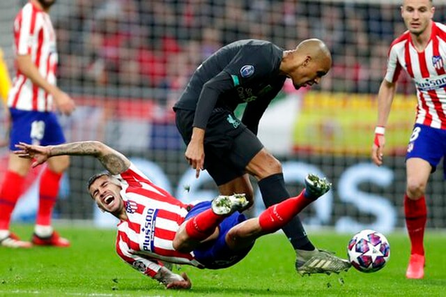 Pha bóng quyết liệt giữa Correa và Fabinho