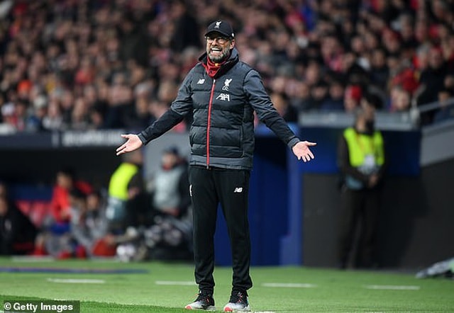 Klopp bất lực trước việc chỉ đạo học trò thi đấu nên đã bực tức phản ứng trọng tài và phải nhận thẻ vàng ở cuối trận