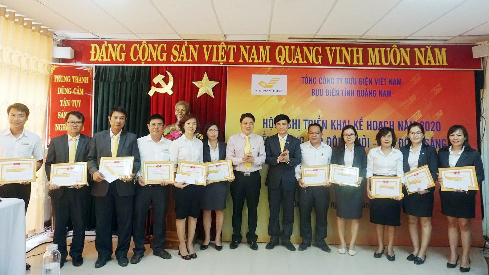 Khen thưởng các cá nhân, tập thể xuất sắc năm 2019 tại Bưu điện tỉnh Quảng Nam. Ảnh: H.L