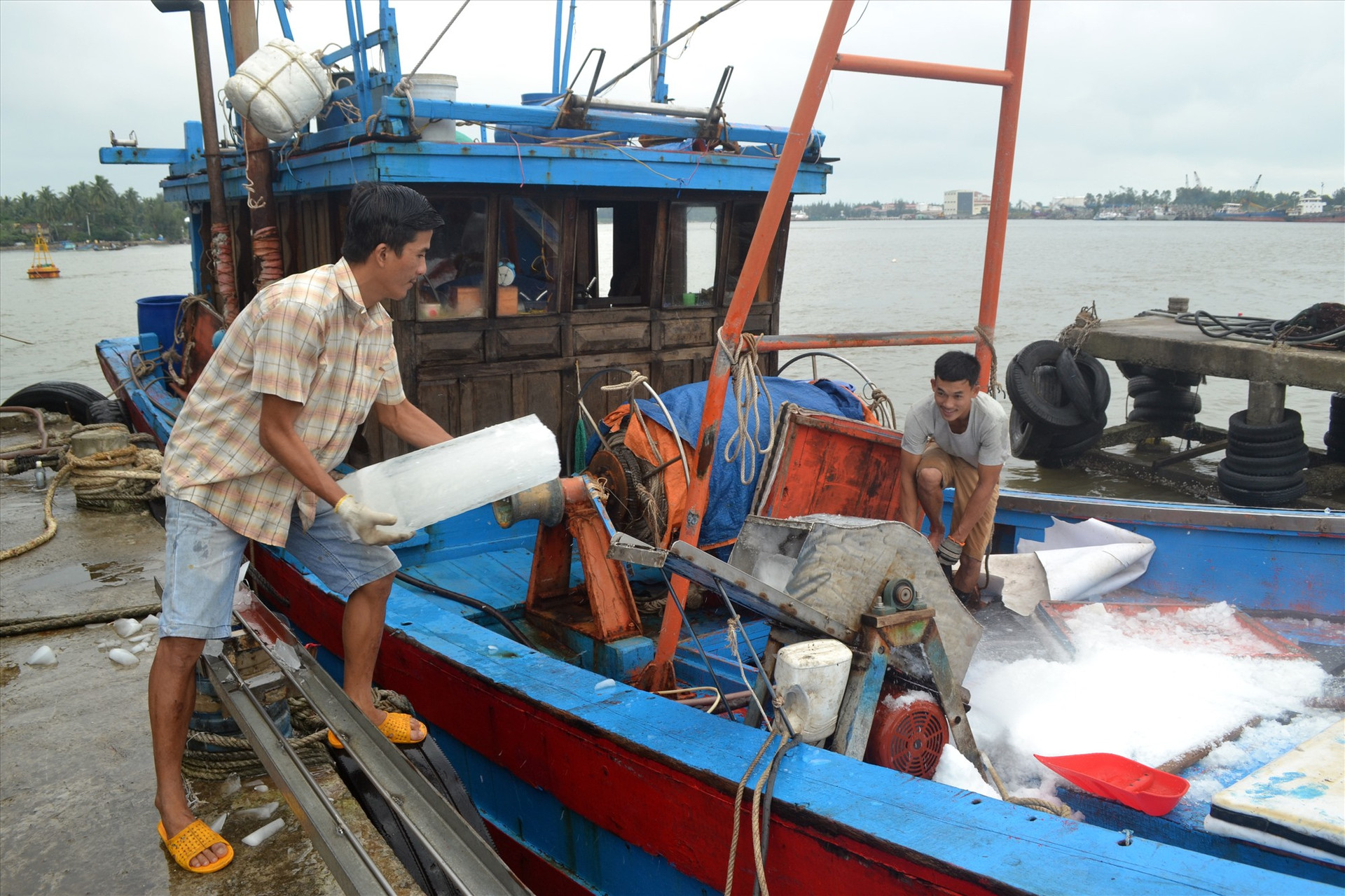 Tàu cá của ngư dân Quảng Nam khó đi biển khi thiếu thợ máy tàu cá. Ảnh: VIỆT NGUYỄN