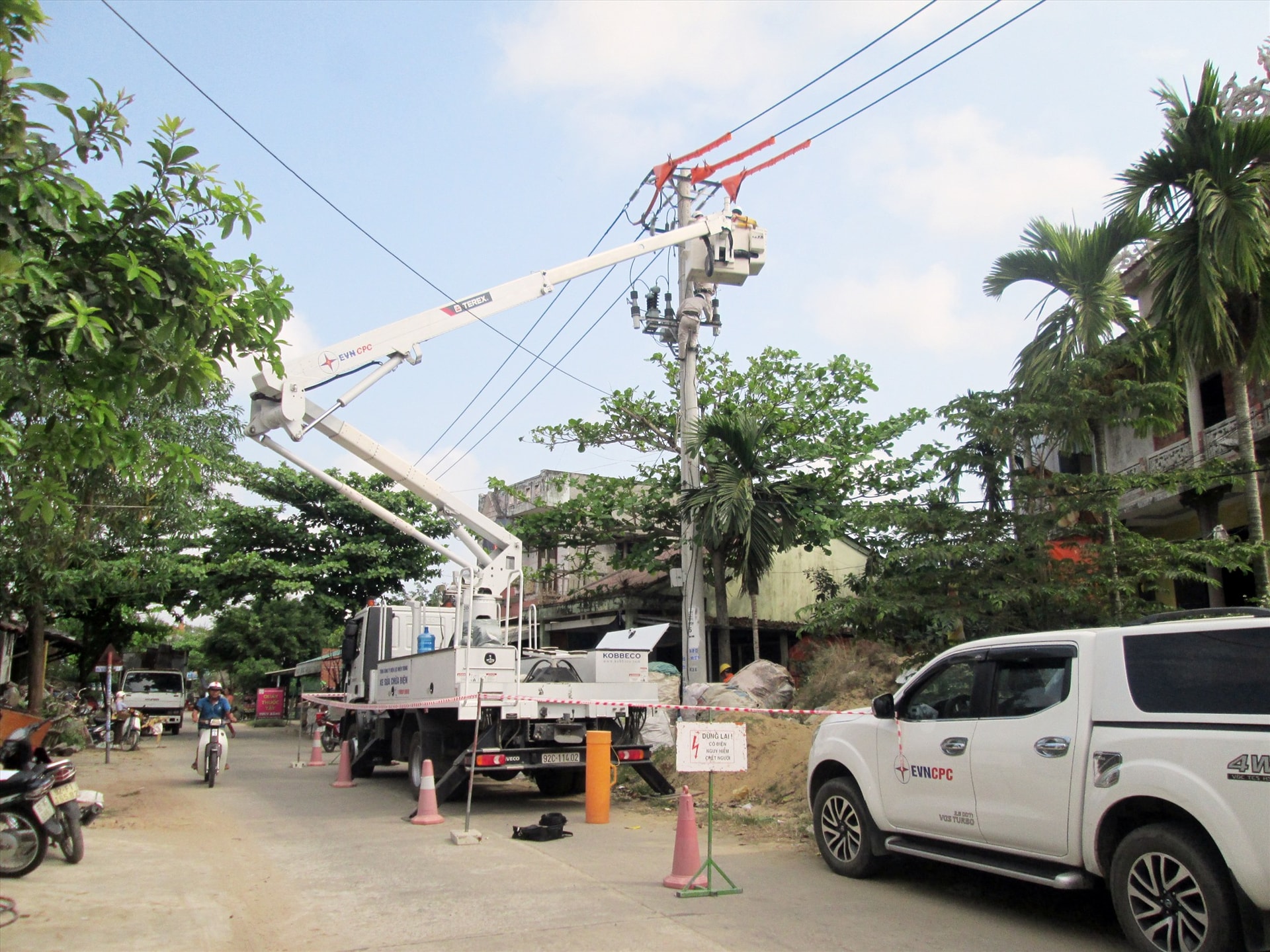 Nâng cấp hệ thống điện tại xã Duy Vinh (Duy Xuyên) - địa phương vừa được đề nghị UBND tỉnh công nhận đạt chuẩn nông thôn mới năm 2019 (đợt 2). Ảnh: C.S