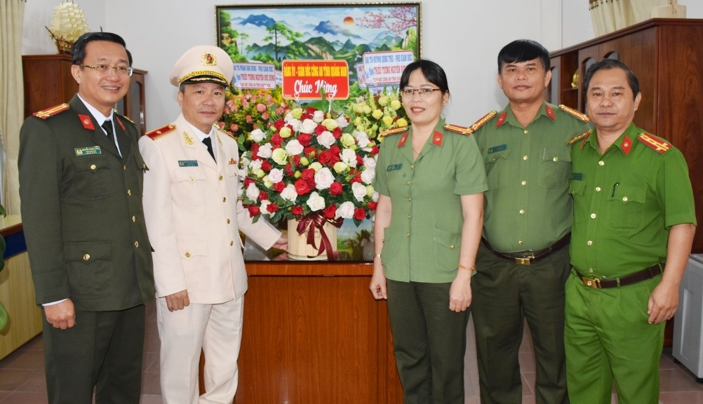 Các đồng chí Ban thường vụ Công an tỉnh tặng hoa chúc mừng đồng chí thiếu tướng Nguyễn Đức Dũng