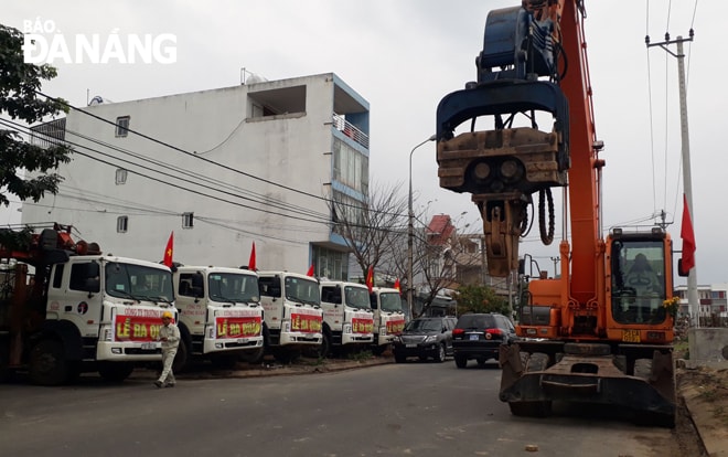 Đẩy mạnh đầu tư xây dựng hệ thống kết cấu hạ tầng để thực hiện giải pháp tăng trưởng kinh tế. Trong ảnh: Triển khai thi công hạ tầng thoát nước trên địa bàn quận Liên Chiểu ngay từ sau Tết Canh Tý 2020.Ảnh: TRIỆU TÙNG