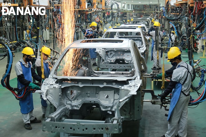 Sở Công thương đang nghiên cứu các giải pháp hỗ trợ doanh nghiệp tìm kiếm, mở rộng thị trường, gỡ khó về nguồn cung nguyên liệu. Trong ảnh: Sản xuất ở Nhà máy ô-tô TIEC. Ảnh: T.LÂN
