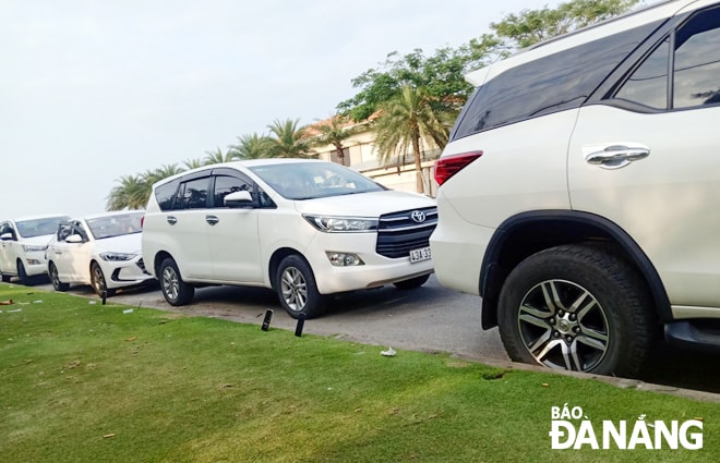 Xe GrabCar muốn hoạt động hợp pháp phải có 3 tem quản lý. Trong ảnh: Xe taxi công nghệ hoạt động tại khu vực Siêu thị Lotte Đà Nẵng. Ảnh: TRIỆU TÙNG