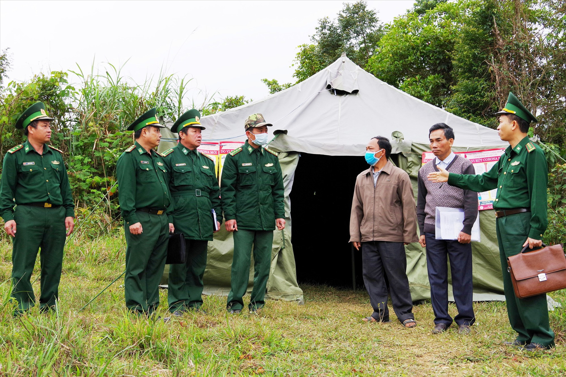 Thượng tá Trần Tiến Hiền (Thứ nhất, bên phải) cùng đoàn công tác kiểm tra công tác kiểm soát dịch tại khu vực Cửa khẩu phụ Tây Giang