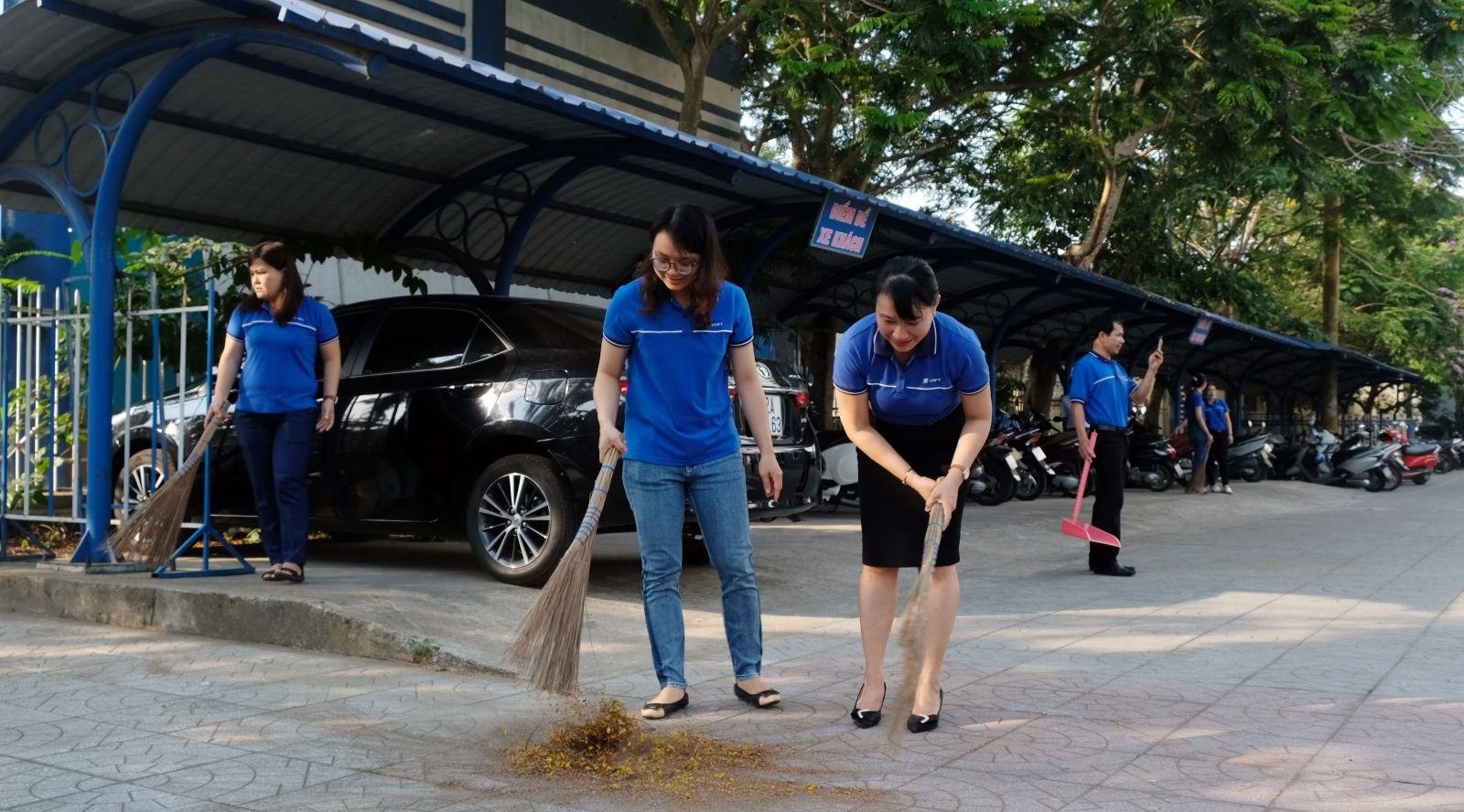 VNPT Quảng Nam tổ chức quét dọn vệ sinh tại nơi làm việc. Ảnh: Đ.H