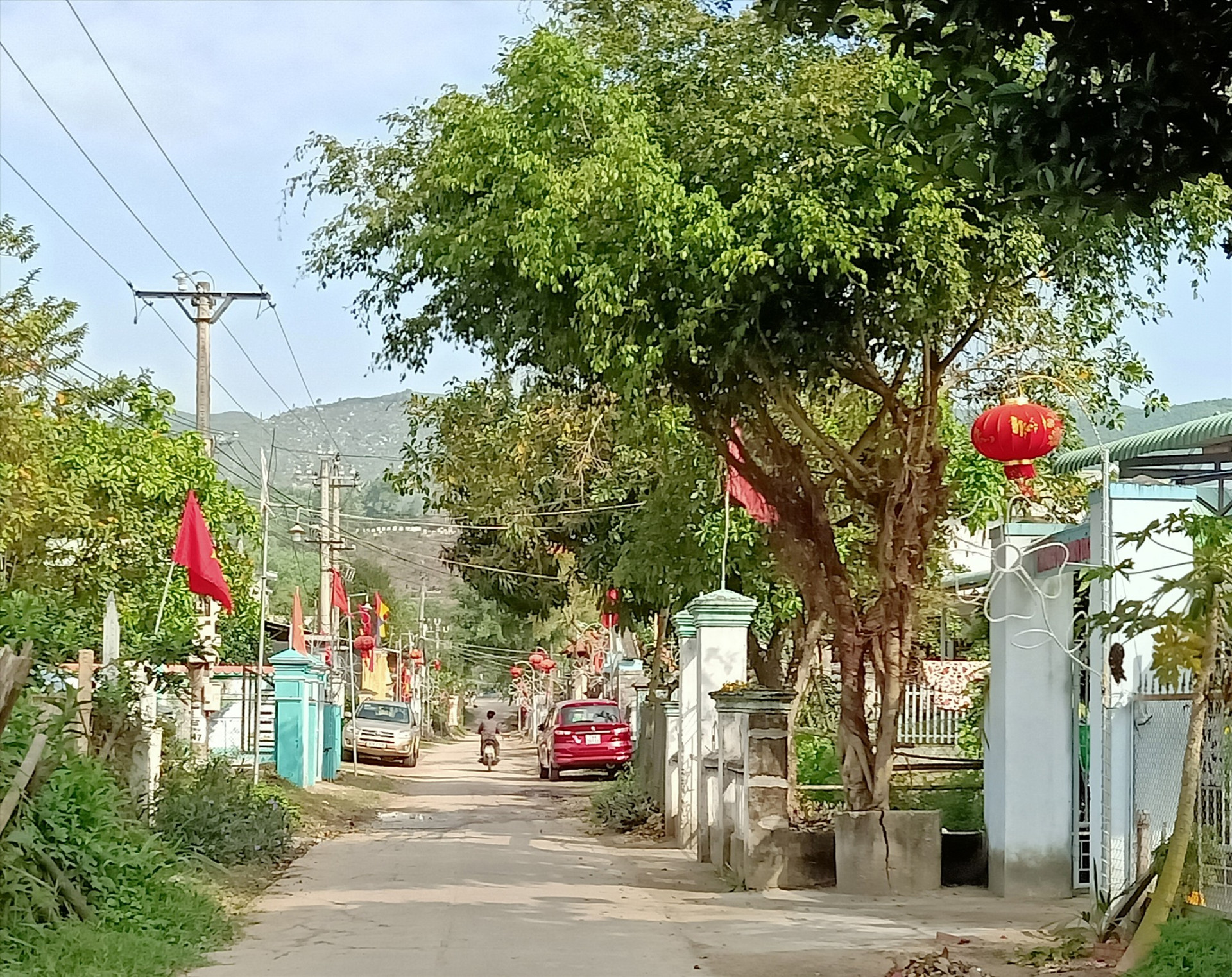 Khang trang thôn xóm Nghĩa Tây. Ảnh: HOÀNG LIÊN