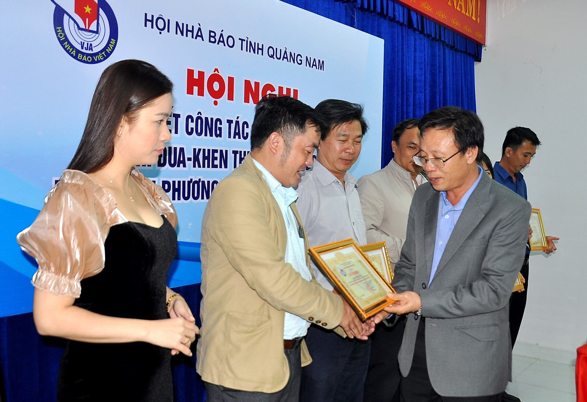 Nhà báo Lê Văn Nhi tặng giấy khen cho các hội viên có thành tích xuất sắc trong công tác hội năm 2019. Ảnh: VINH ANH
