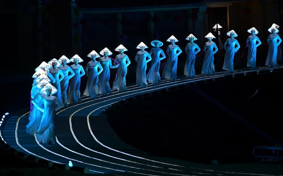 Ao dai in Hoi An memories show